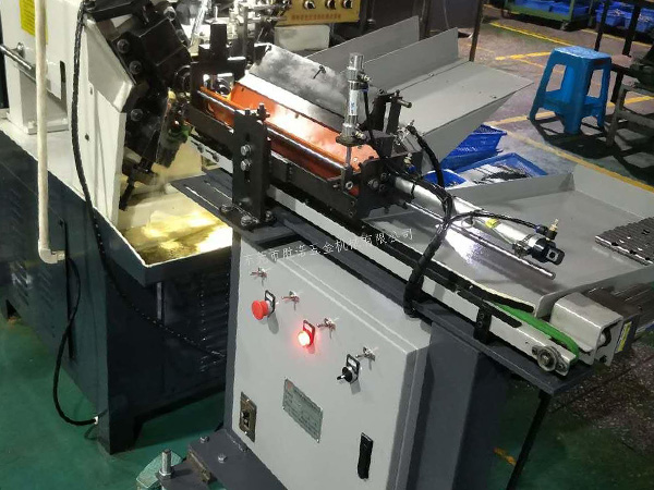 三軸全自動(dòng)滾牙機(jī)，效率高，方便簡單快捷
